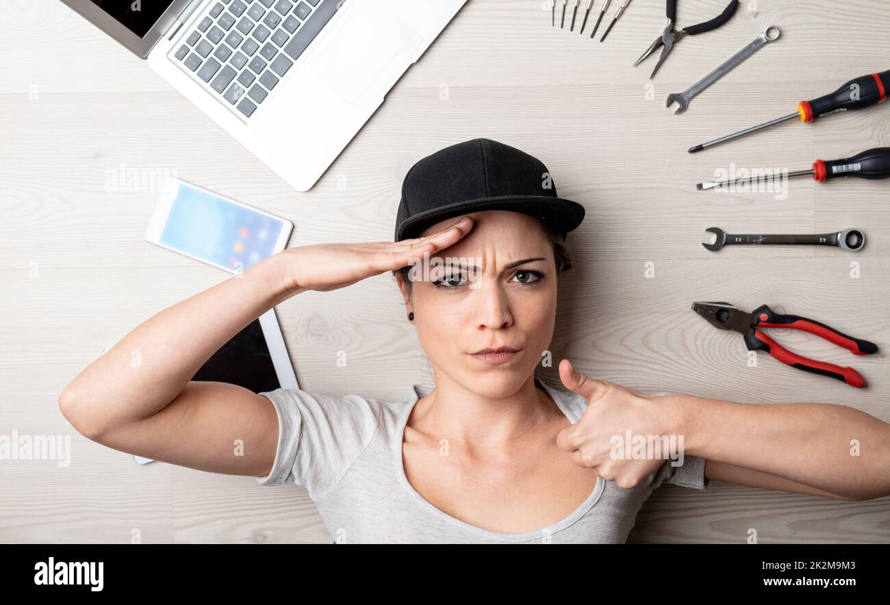Arbeit von einem Computertechniker, der im Militärstil salutiert Stockfoto Arbeit von einem Computertechniker, der im Militärstil salutiert Stockfoto