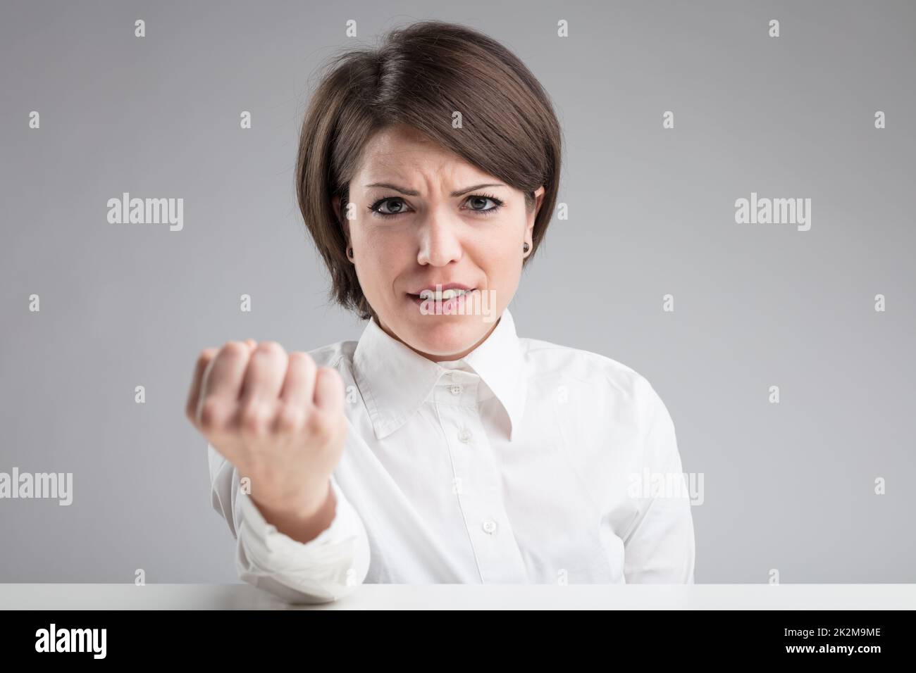 Wütende Frau, die droht, dich zu schlagen Stockfoto