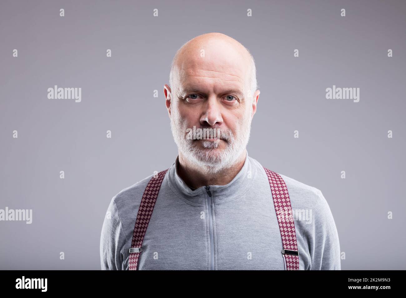 Porträt eines ernsthaften alten Mannes Stockfoto