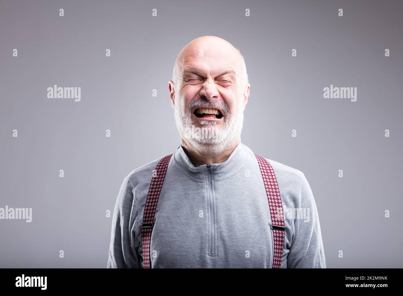 Übertriebener, reißender, alter Mann-Ausdruck Stockfoto