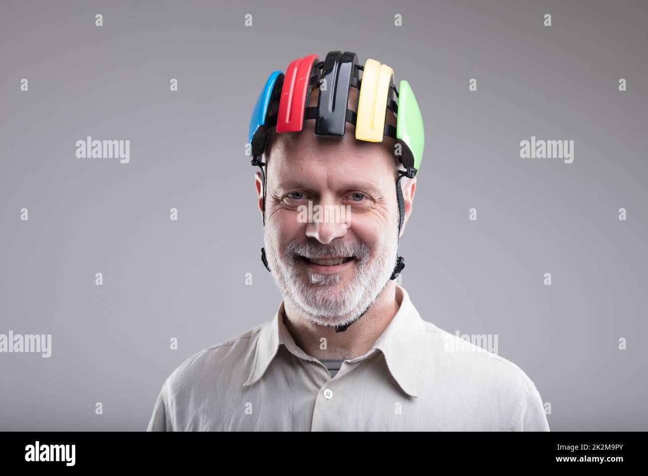 Lächelnder alter Mann mit Fahrradhelm Stockfoto