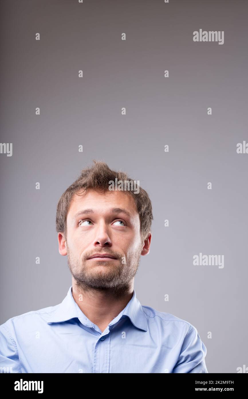 Junger Mann mit einem nachdenklichen Gesichtsausdruck Stockfoto
