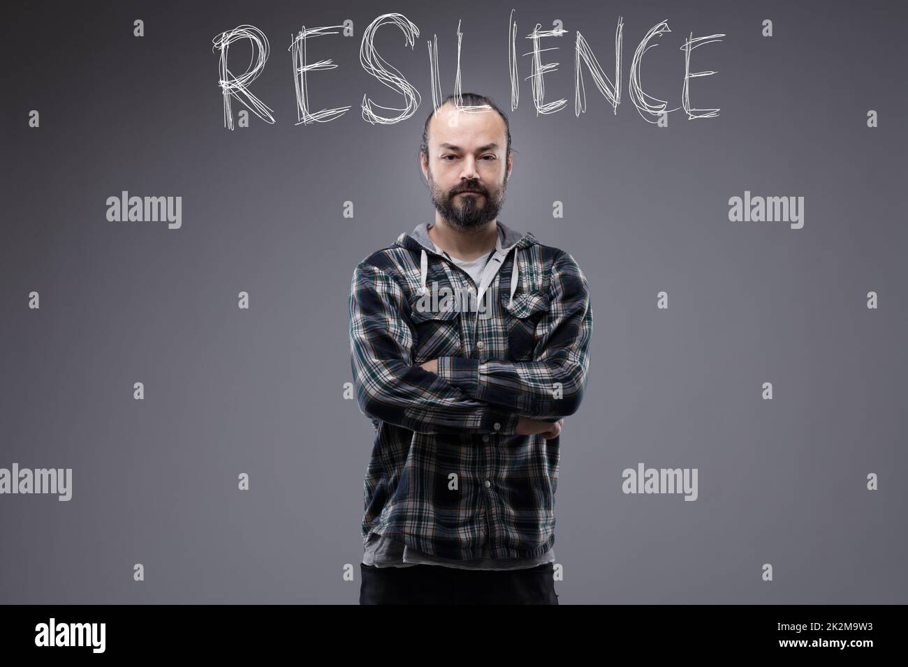 Attraktiver bärtiger Mann mit dem Wort Resilienz Stockfoto