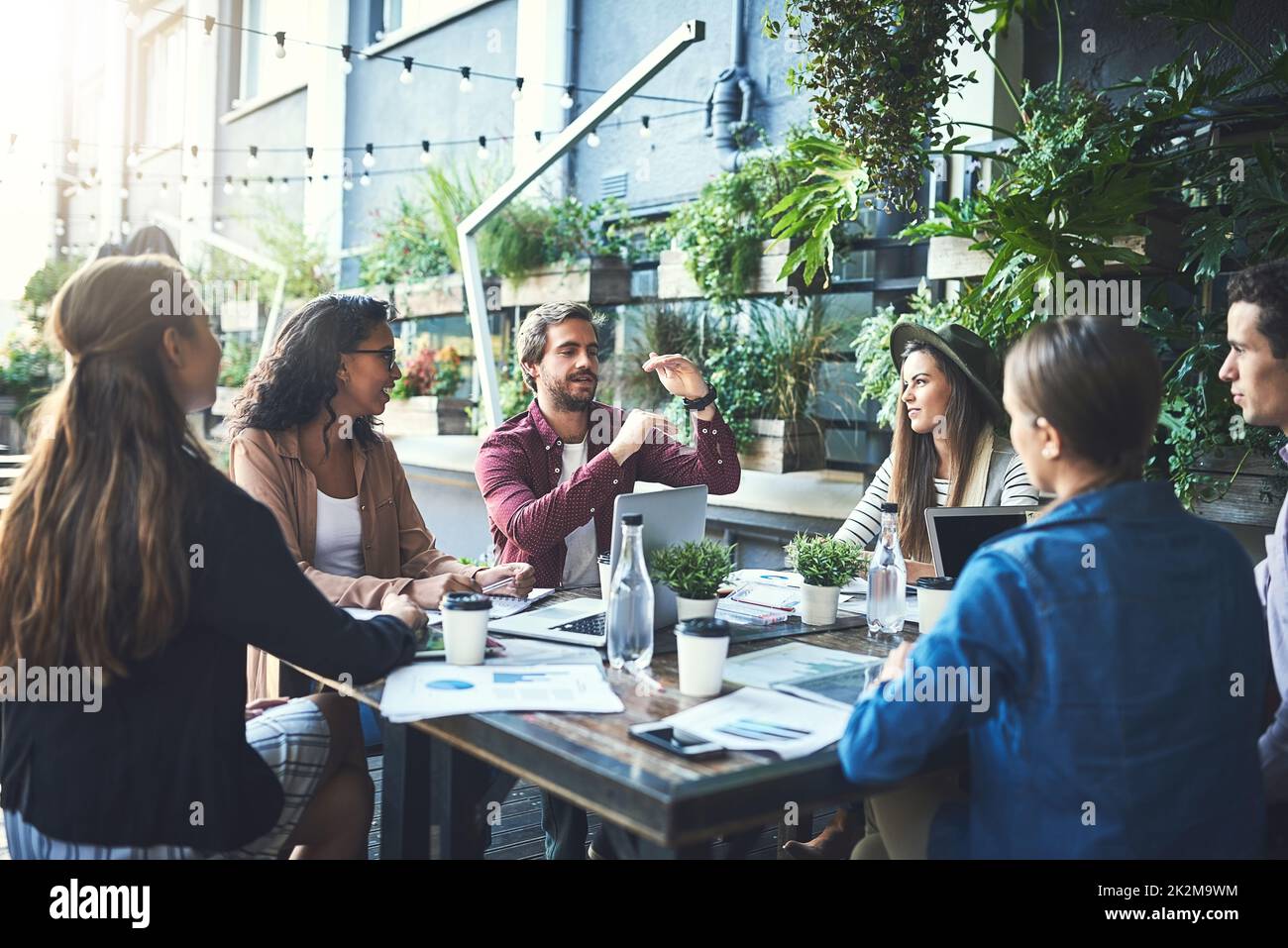 Arbeiten Sie außerhalb der Box. Aufnahme einer Gruppe von Designern, die sich in einem Café treffen. Stockfoto