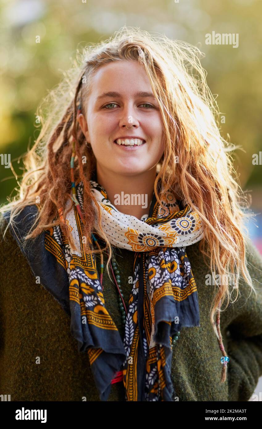 Meine Haare sind eine Form des Selbstausdrucks. Porträt einer jungen Frau mit Dreadlocks im Freien. Stockfoto