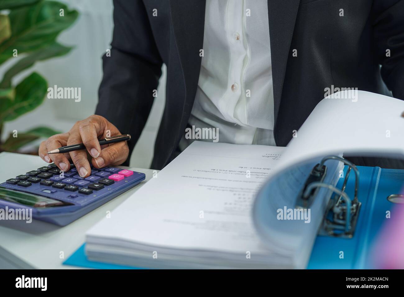 Stapel Ordner auf dem Tisch im modernen Business-Büro... auf einem Holzschreibtisch in einem großen modernen Büro Stockfoto