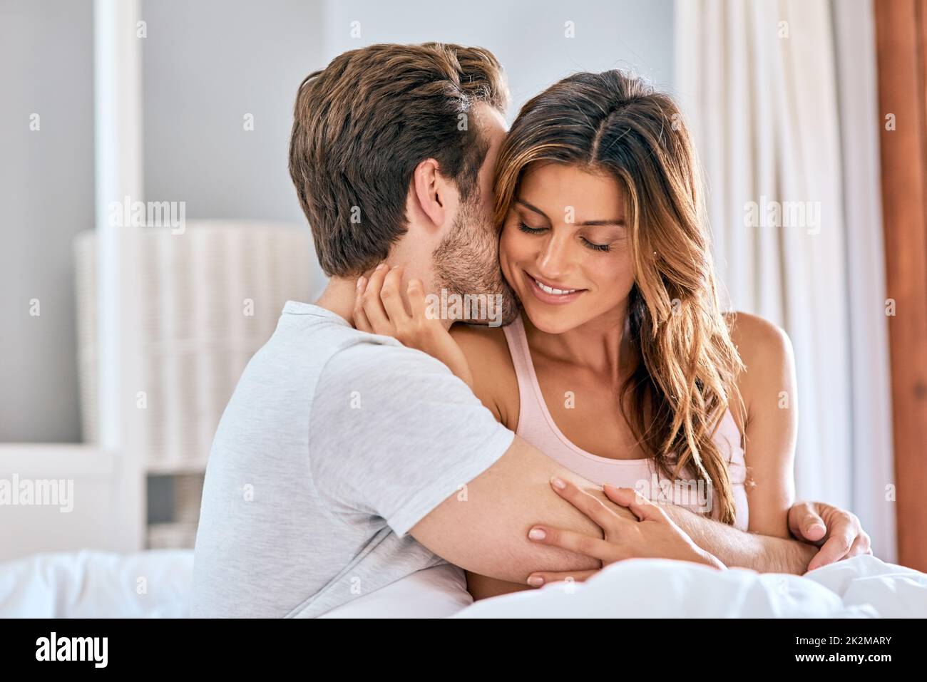 Nie unsere Liebe loslassen. Aufnahme eines liebevollen jungen Paares, das einen entspannten Morgen zu Hause verbringt. Stockfoto