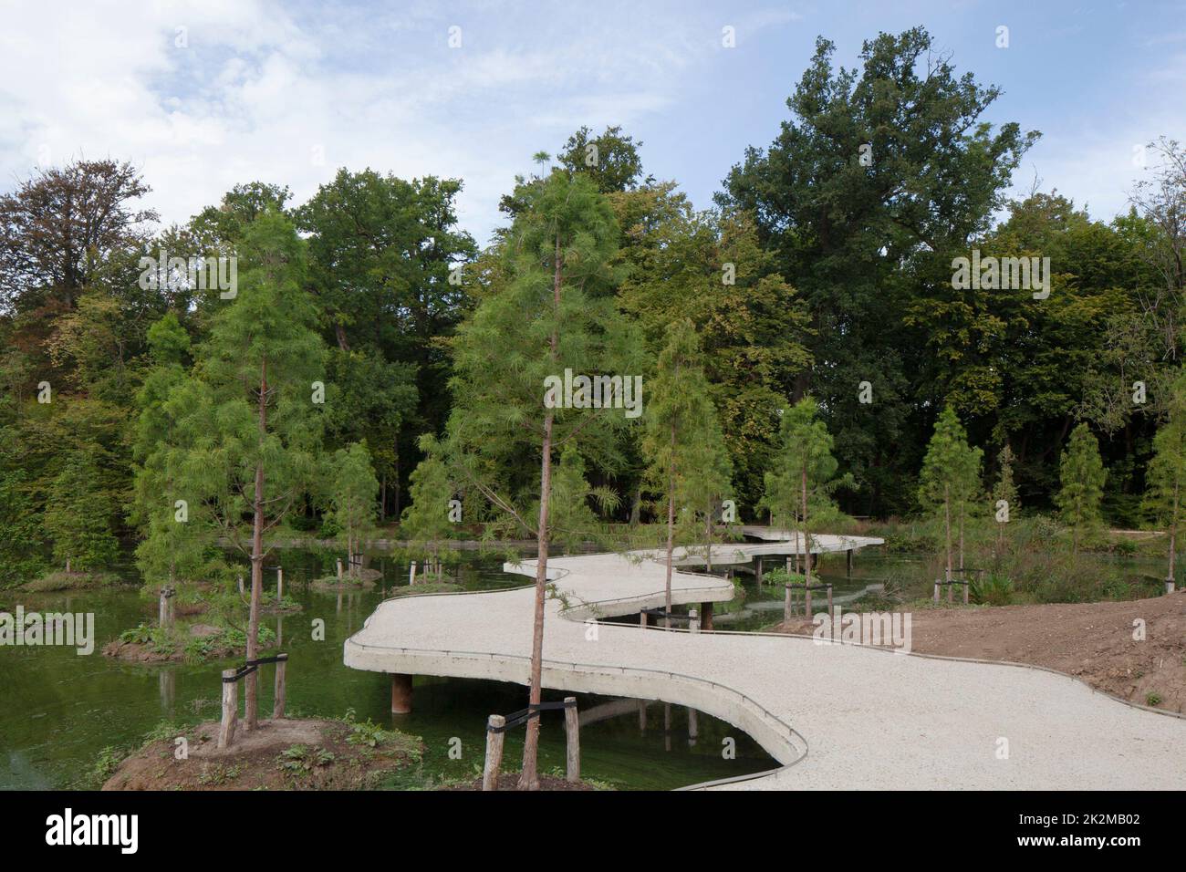 ACHTUNG REDAKTEURE - BILDER AUSHÄNDIGEN - REDAKTIONELLE VERWENDUNG MIT GESCHICHTE NUR AUF DEM INSELGARTEN DER PLANTENTUIN MEISE - OBLIGATORISCHE KREDITAUSHÄNDUNG - PLANTENTUIN MEISE JOHNNY UNMANS VERTEILT BILDER, DIE AM MITTWOCH, 21. SEPTEMBER 2022, VERÖFFENTLICHT WURDEN, Von Plantentuin Meise zeigt den neuen Inselgarten des Plantentuin Meise - Meise Botanic Garden. Der neue Garten besteht aus einer Gruppe von Inseln mit verschiedenen Ausrichtungen und Ebenen und schafft eine Reihe von aquatischen Biotopen, die nur über einen 400 Meter langen, gewundenen Spaziergang auf dem Wasser besucht werden können. Der Garten bietet auch eine geeignete Infrastruktur für die Erweiterung Stockfoto