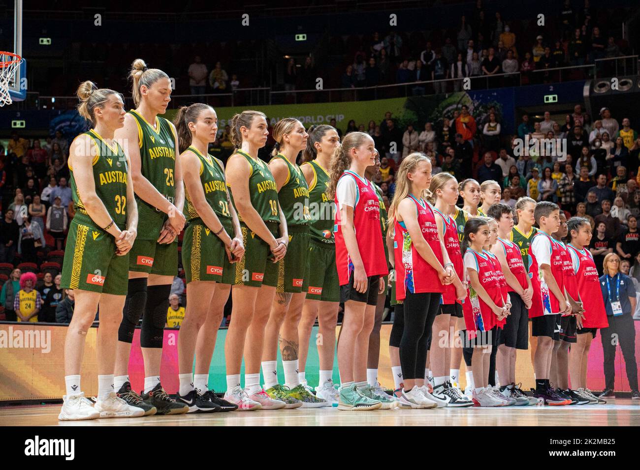 Sydney, Australien. 23. September 2022. Die australische Nationalmannschaft während der Nationalhymne vor dem FIBA Womens World Cup 2022-Spiel zwischen Mali und Australien im Sydney Superdome in Sydney, Australien. (Foto: NOE Llamas/Sports Press Photo/C - EINE STUNDE DEADLINE - NUR FTP AKTIVIEREN, WENN BILDER WENIGER ALS EINE STUNDE ALT sind - Alamy) Quelle: SPP Sport Press Photo. /Alamy Live News Stockfoto