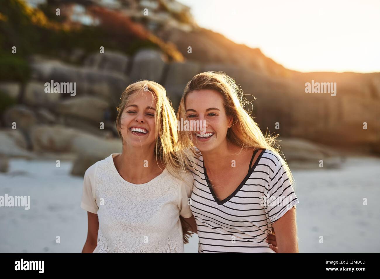 Strandgefühl. Eine kurze Aufnahme von zwei Freunden, die den Tag am Strand verbracht haben. Stockfoto