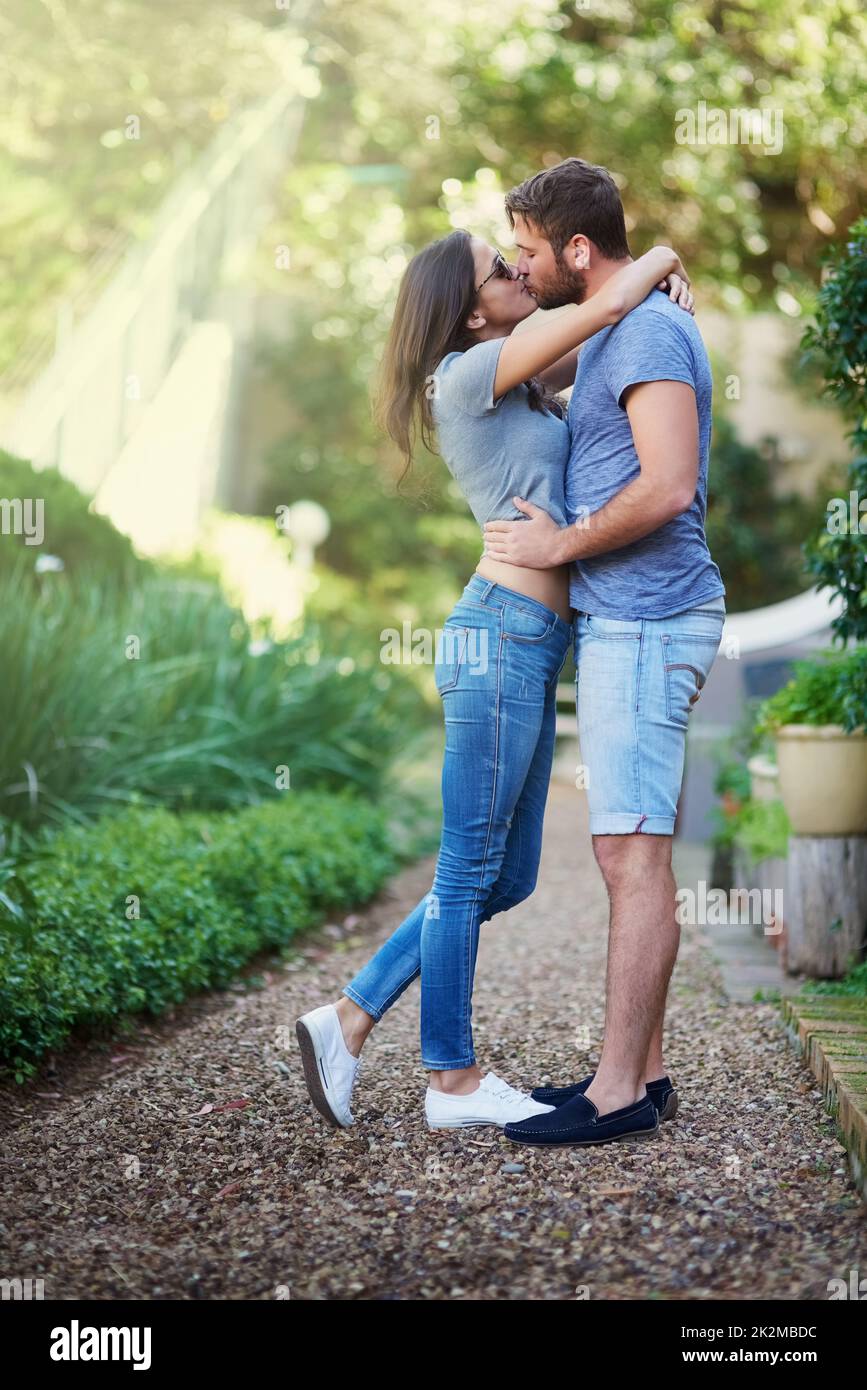 Leben mit Romantik. Aufnahme eines jungen Küssens während eines gemeinsamen Tages draußen. Stockfoto