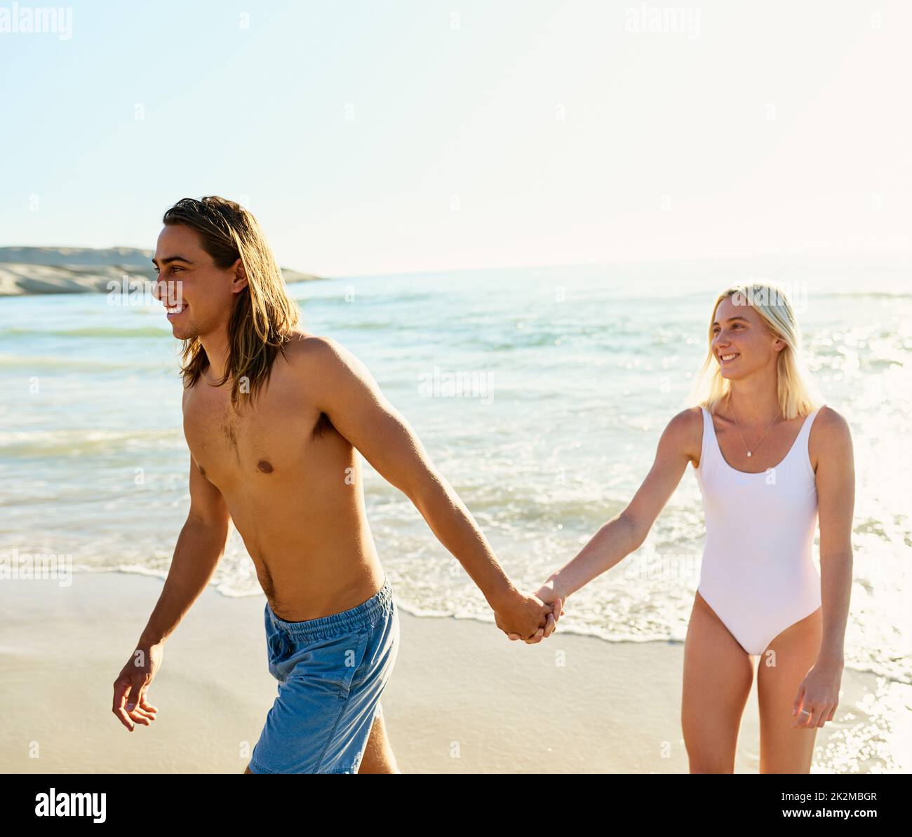 Ich möchte mit euch durch das Leben schlendern. Aufnahme eines jungen Paares, das eine gute Zeit zusammen am Strand genießt. Stockfoto