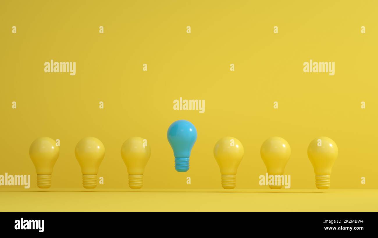 Blaue Glühlampen unter gelben Glühlampen auf gelbem Hintergrund. Führung, Innovation, großartige Idee und Individualitätskonzepte. Stockfoto