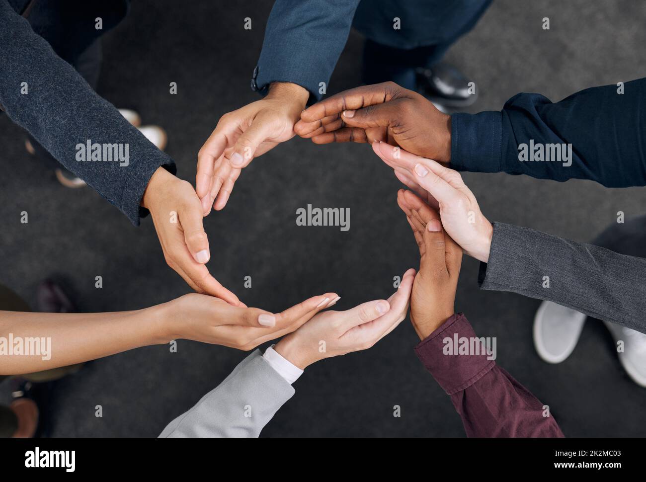 Eine Repräsentation der Einheit. Aufnahme einer Gruppe von Geschäftsleuten, deren Hände sich zu einem Kreis zusammenschlossen. Stockfoto