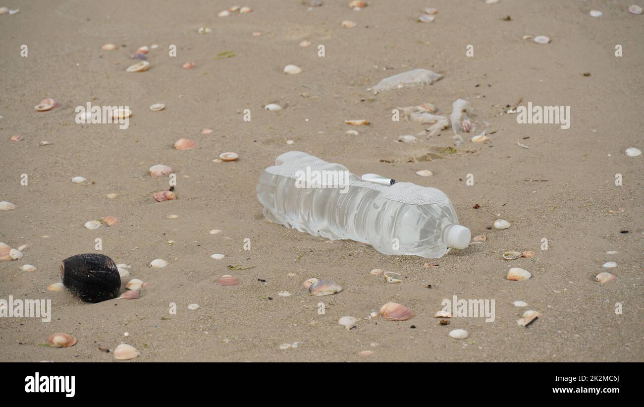 Verschmutzung durch Plastik. Leere Plastikflasche am Strand. Verschmutzungskonzept. Abfall leere Getränkepakete weggeworfen Stockfoto