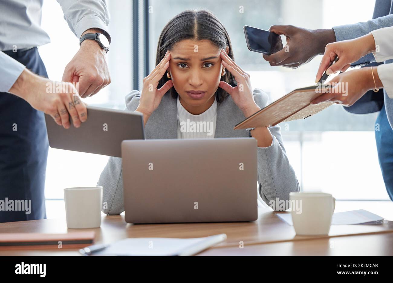 Das ist zu viel für mich. Aufnahme einer jungen Geschäftsfrau, die sich bei der Arbeit in einem anspruchsvollen Büroumfeld gestresst fühlt. Stockfoto