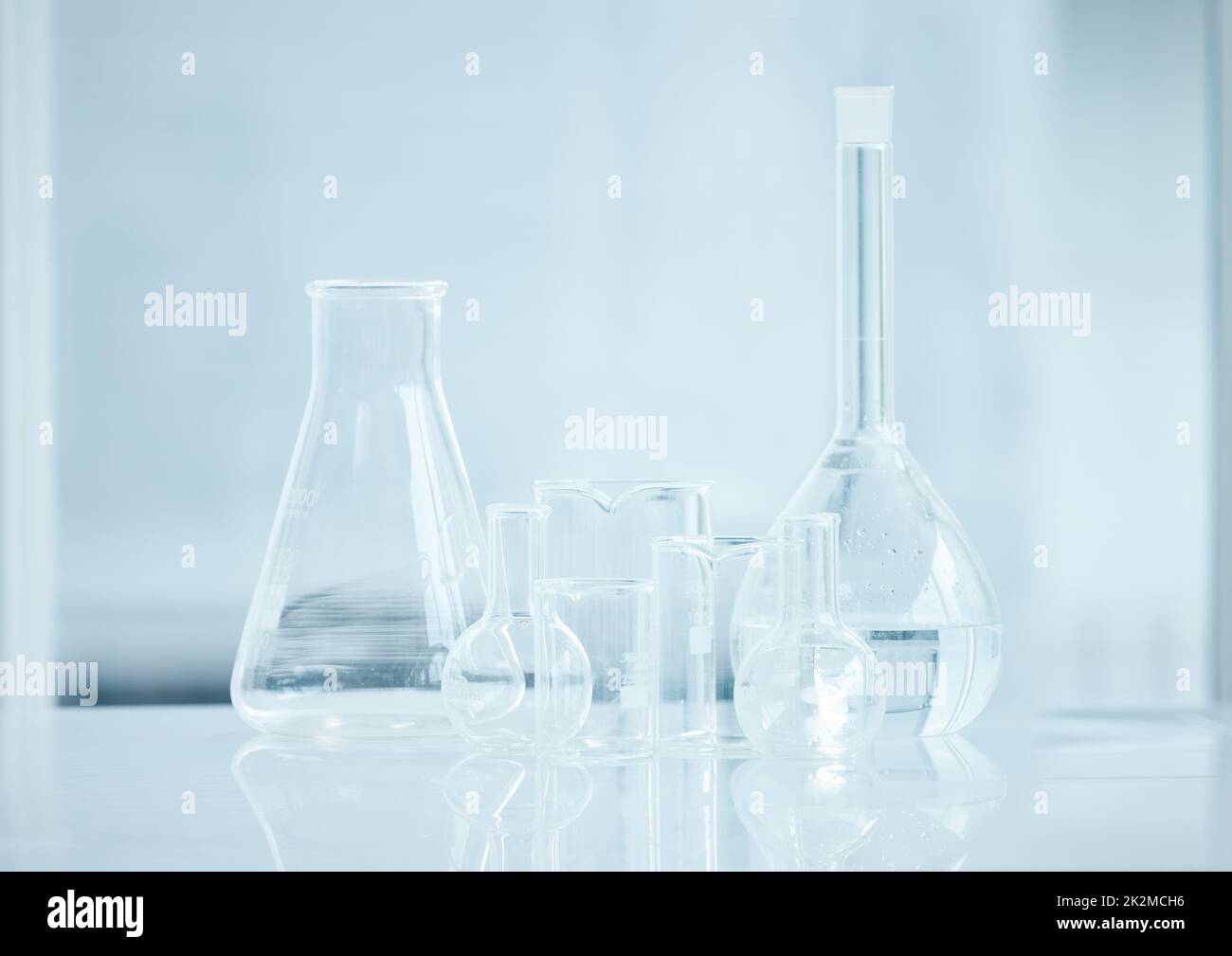 Sie müssen mit Ihren Messungen genau sein. Aufnahme einer Vielzahl von Glasbechern in einem Labor. Stockfoto