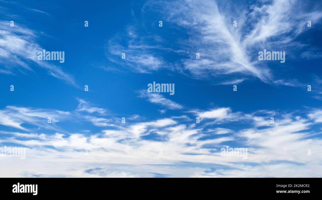 Klarer blauer Himmel mit Wolken Stockfoto