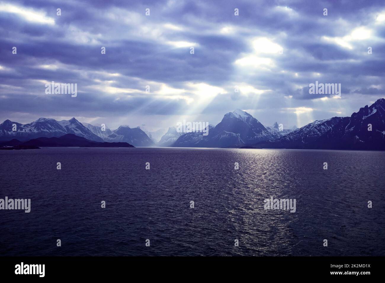 Dunkler launischer Himmel mit hellen Strahlen über der Küste Norwegens Stockfoto