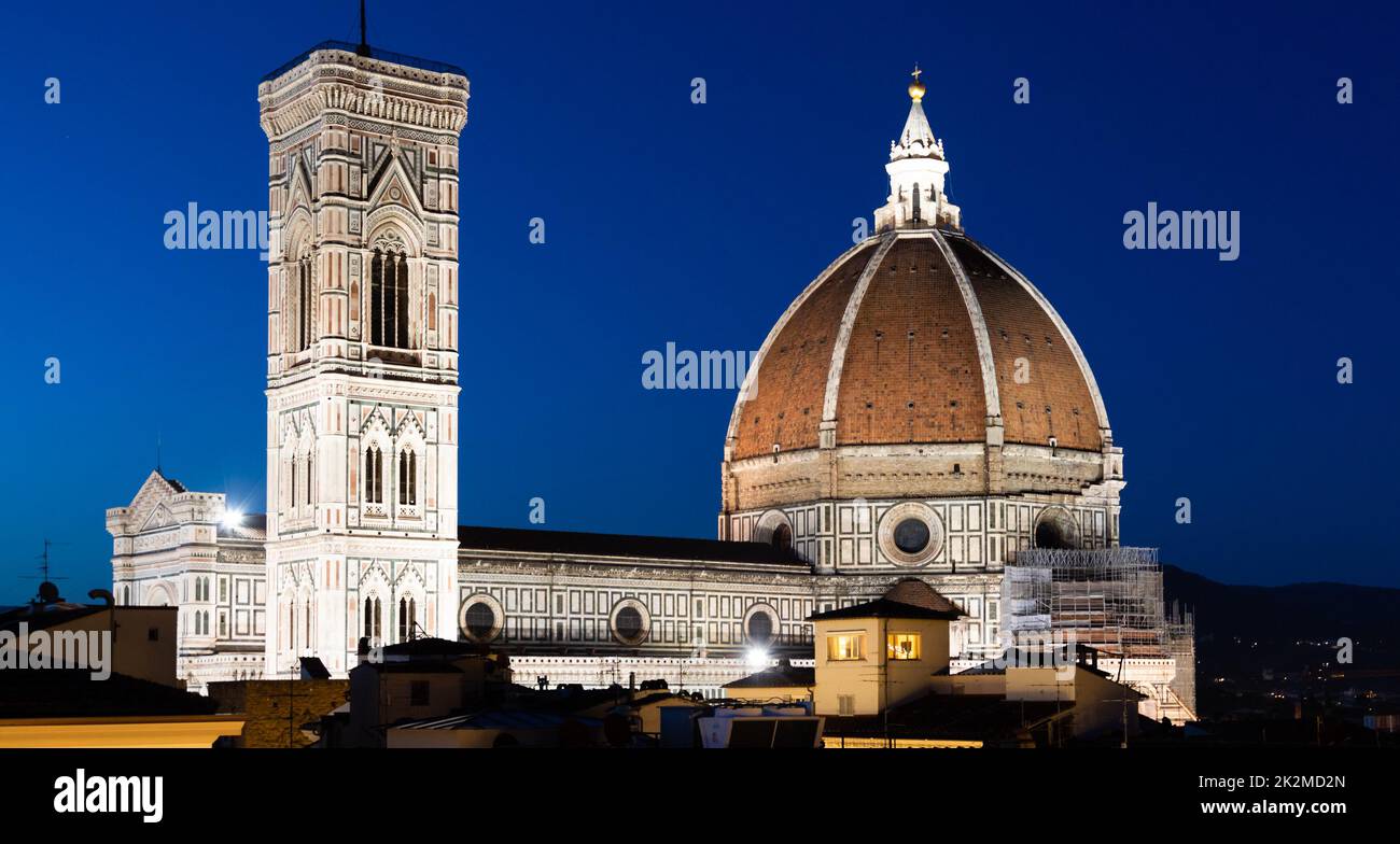 Florenz Duomo und Campanile - Glockenturm - bei Nacht beleuchtete Architektur, Italien. Urbane Szene im Äußeren - niemand. Stockfoto