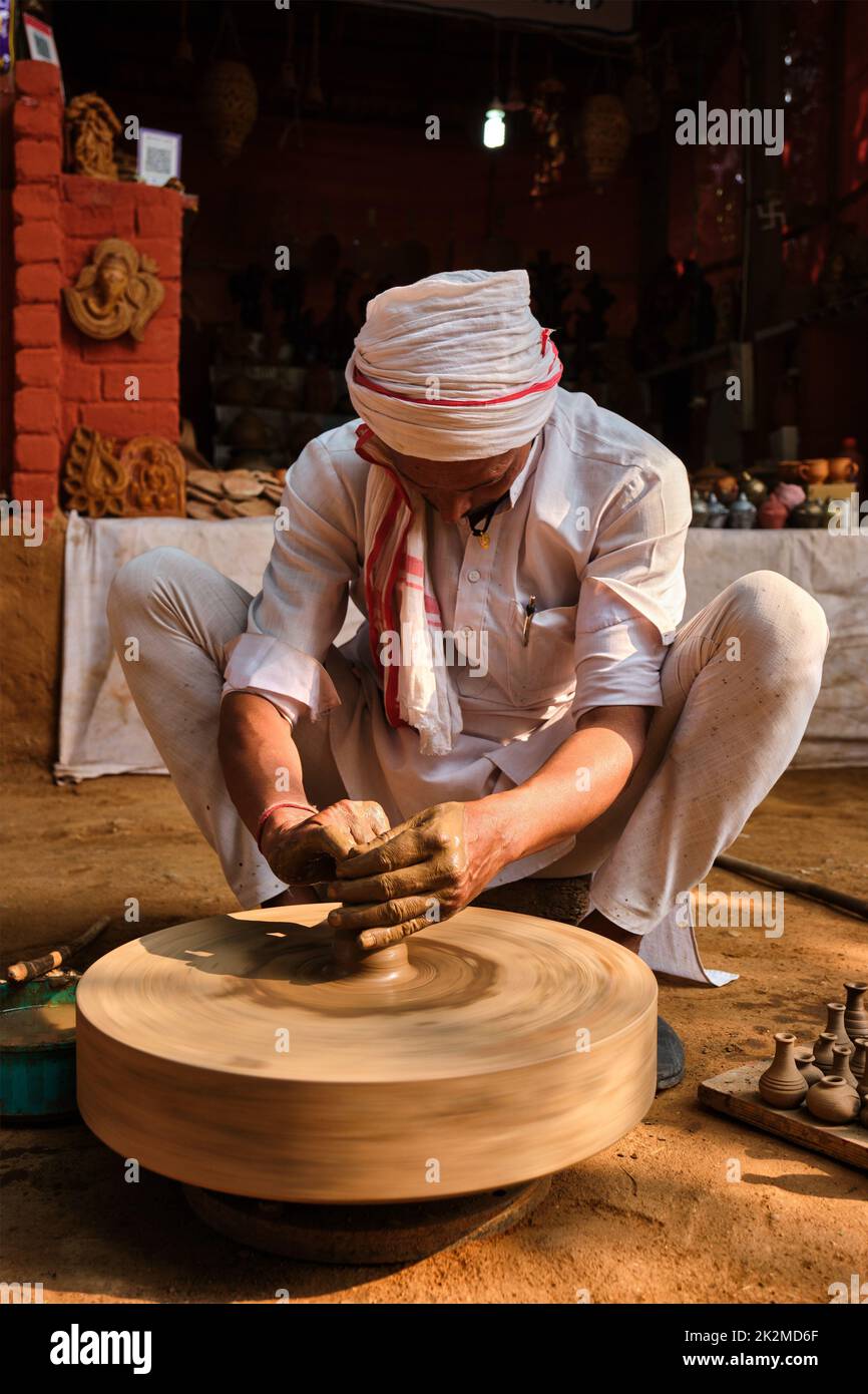 Indischer Töpfer bei der Arbeit, Shilpagram, Udaipur, Rajasthan, Indien Stockfoto