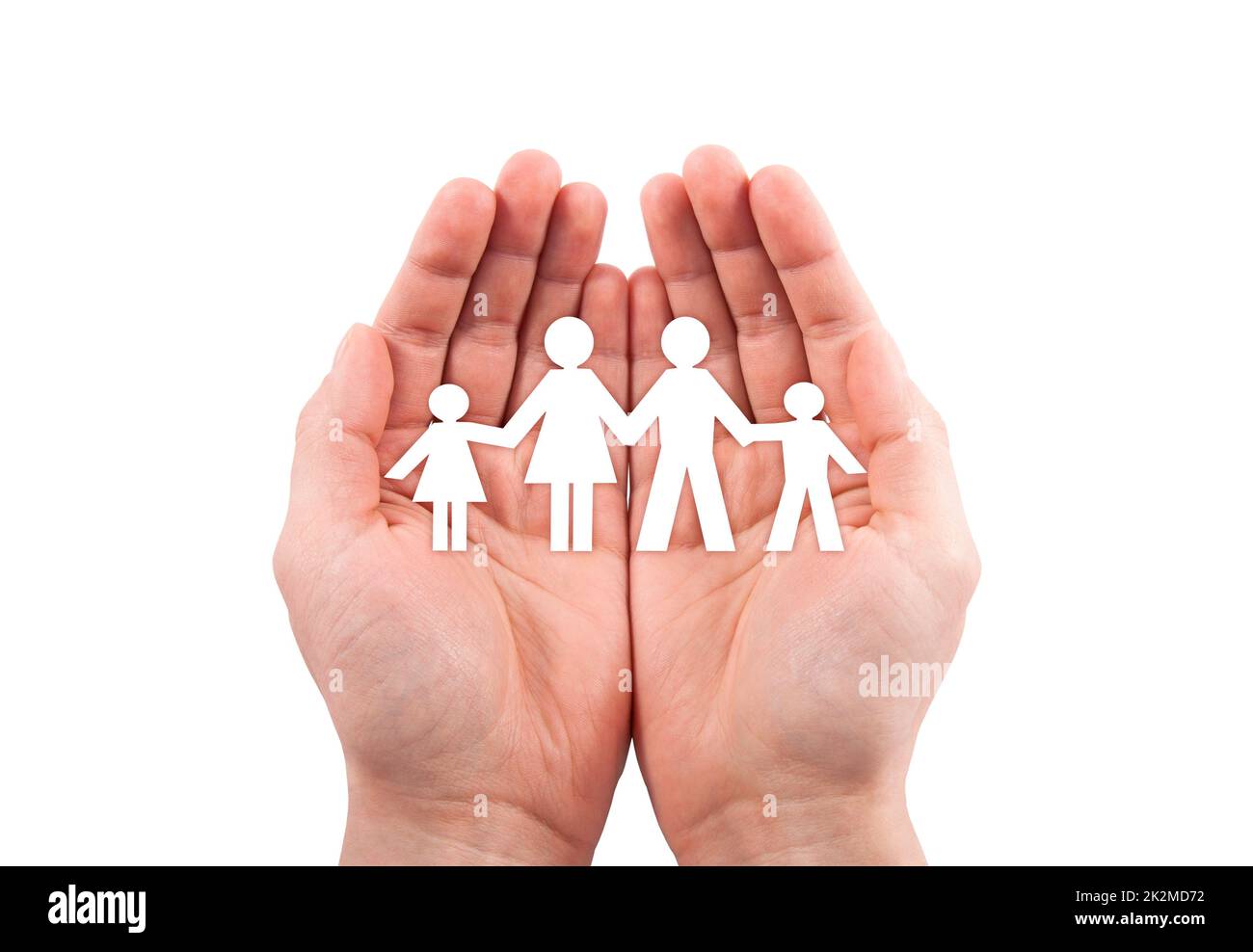 Familienversicherungskonzept mit Papierfamilienausschnitt in Händen isoliert auf weißem Hintergrund mit Abschneideweg Stockfoto