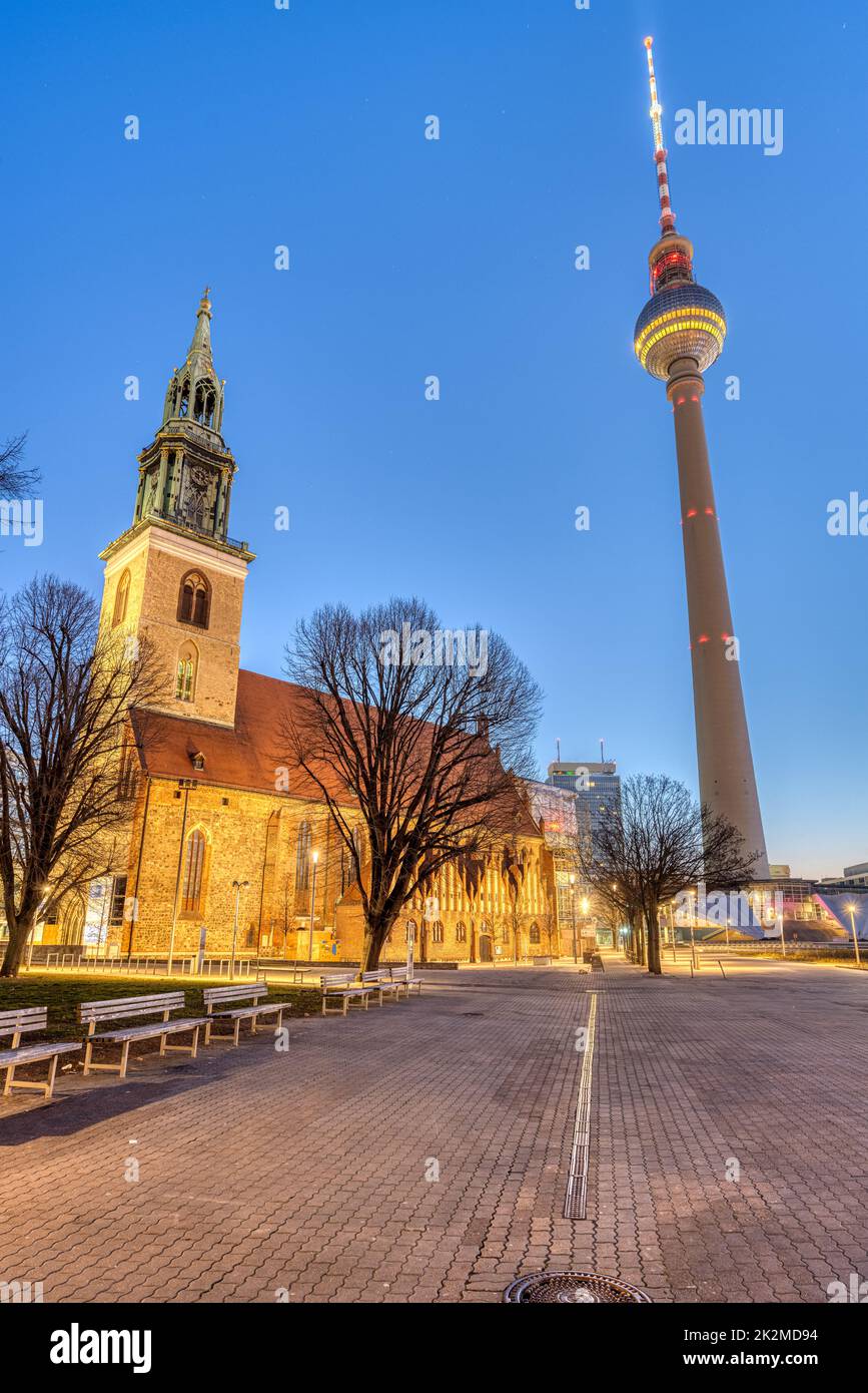 Der berühmte Fernsehturm und die Marienkirche am Alexanderplatz in Berlin im Morgengrauen Stockfoto