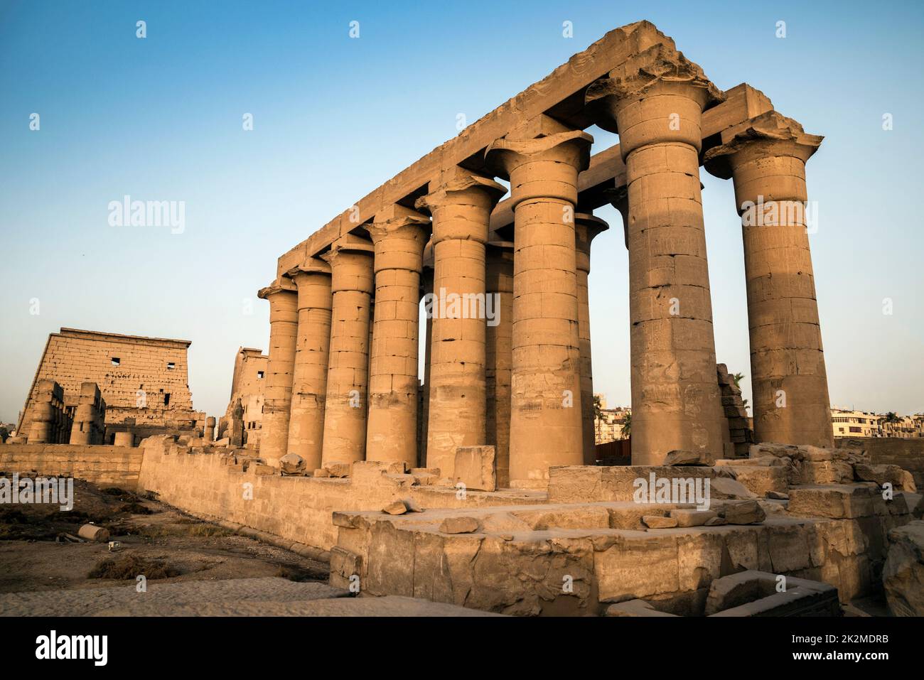 Sonnen Sie Hof von Amenhotep III, Luxor-Tempel, Luxor, Ägypten Stockfoto