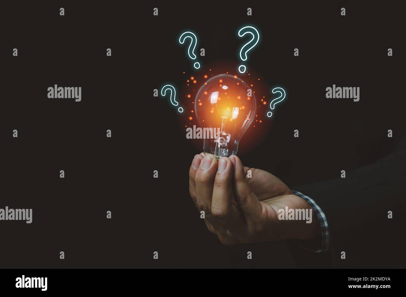 Geschäftsmann hält eine Glühbirne mit Fragezeichen.Digital kreatives Design Konzept Technologie-Marketing. Stockfoto