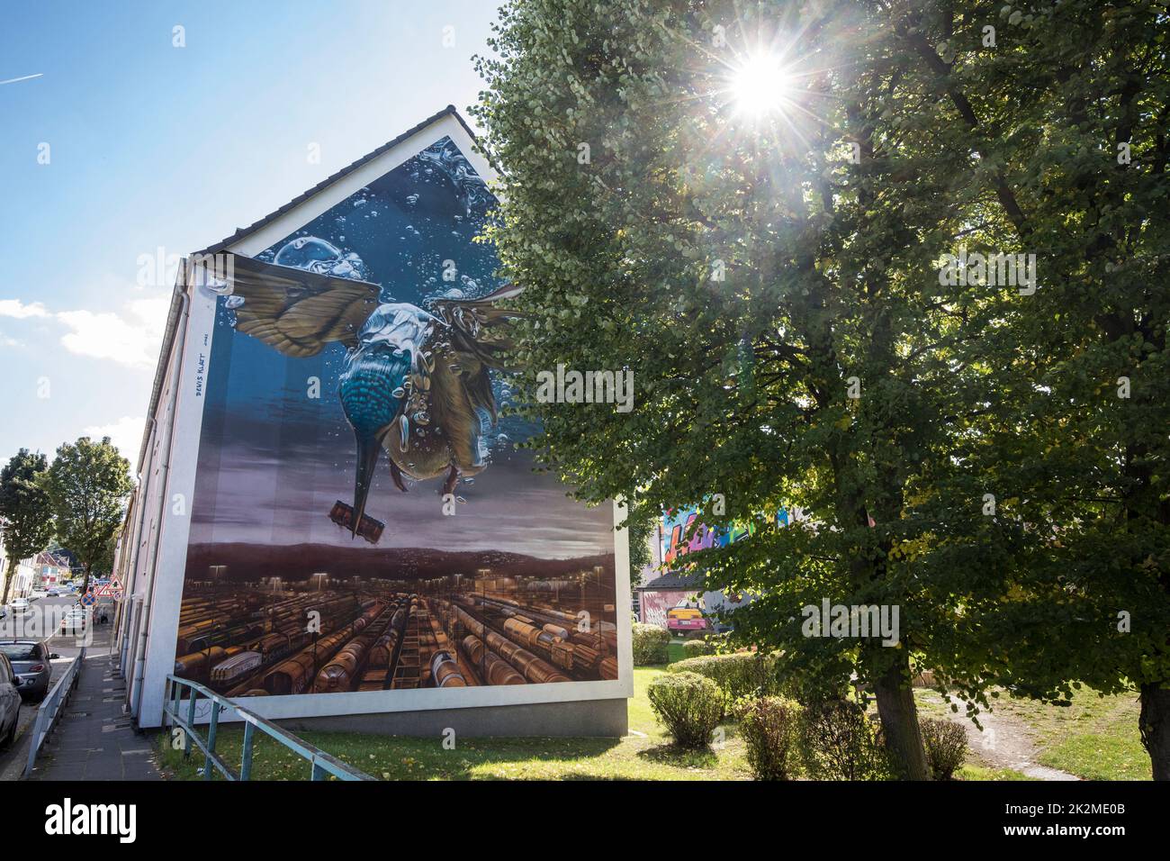 Wandmalerei des Künstlers Denis Klatt auf einem Haus in Hagen-Vorhalle, Hagen, Nordrhein-Westfalen, Deutschland. Wandmalerei des Künstlerstlers Denis Klatt Stockfoto
