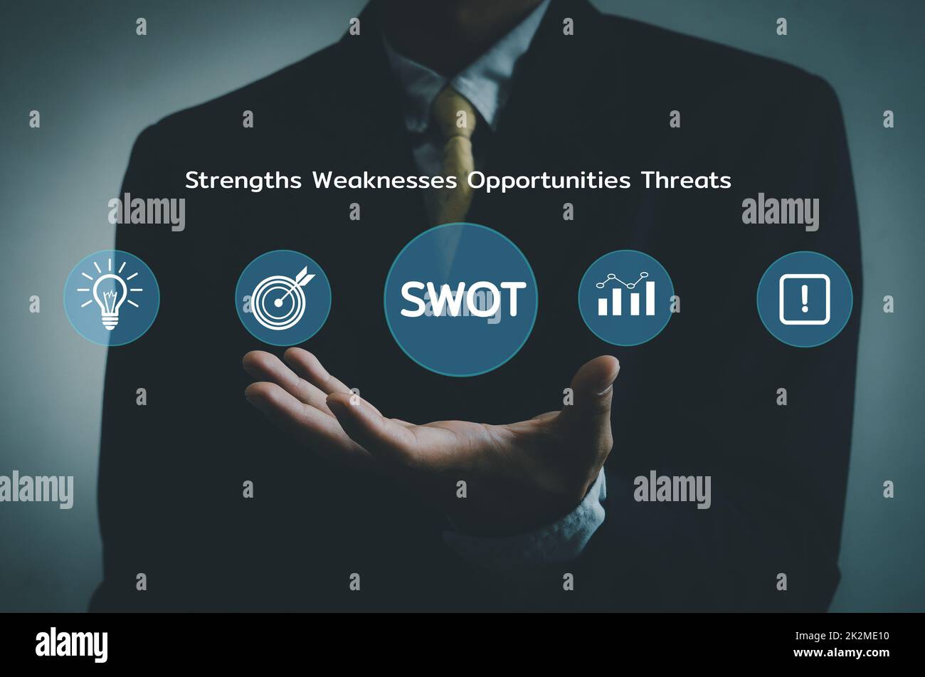 Hand Geschäftsmann Symbol SWOT Stärken Schwächen Chancen Bedrohungen Virtual Screen.Business-Marketing-Konzept. Stockfoto