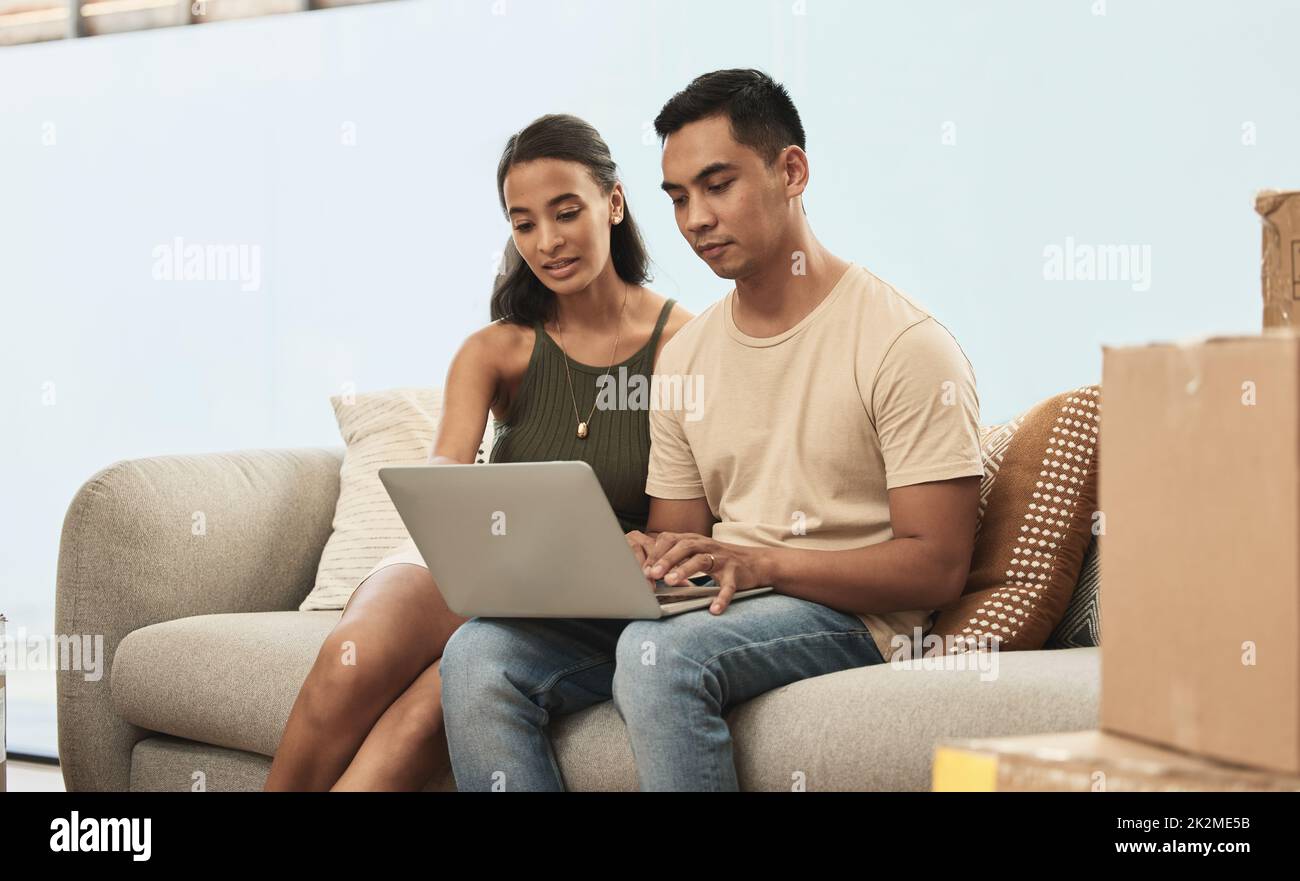 Neugier ist die menschliche Natur. Aufnahme eines Paares, das zu Hause einen Laptop benutzt. Stockfoto