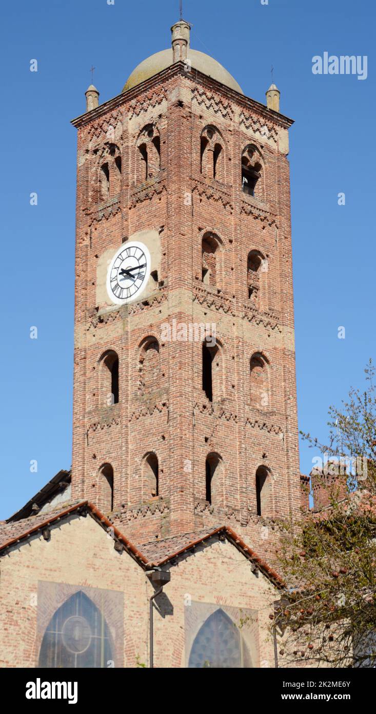 Pomaro Monferrato ist ein kleines mittelalterliches Dorf, das auf einem Hügel in der Nähe der imposanten alten Backsteinburg mit Blick auf die Hügel steht. Stockfoto