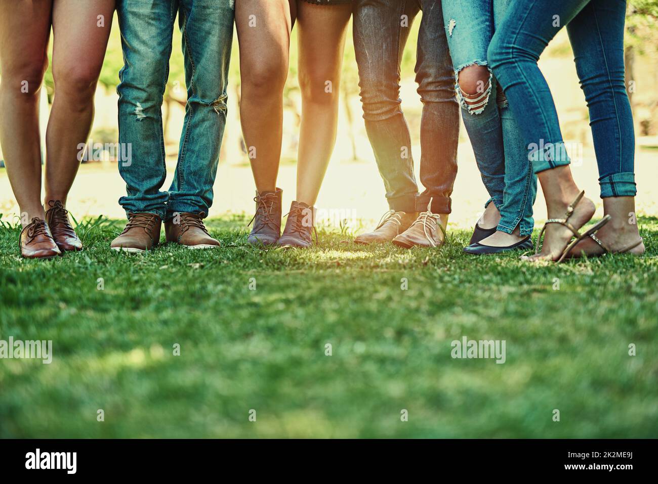 Sommerstilin. Eine kurze Aufnahme einer Gruppe stilvoller junger Menschen, die draußen zusammen stehen. Stockfoto