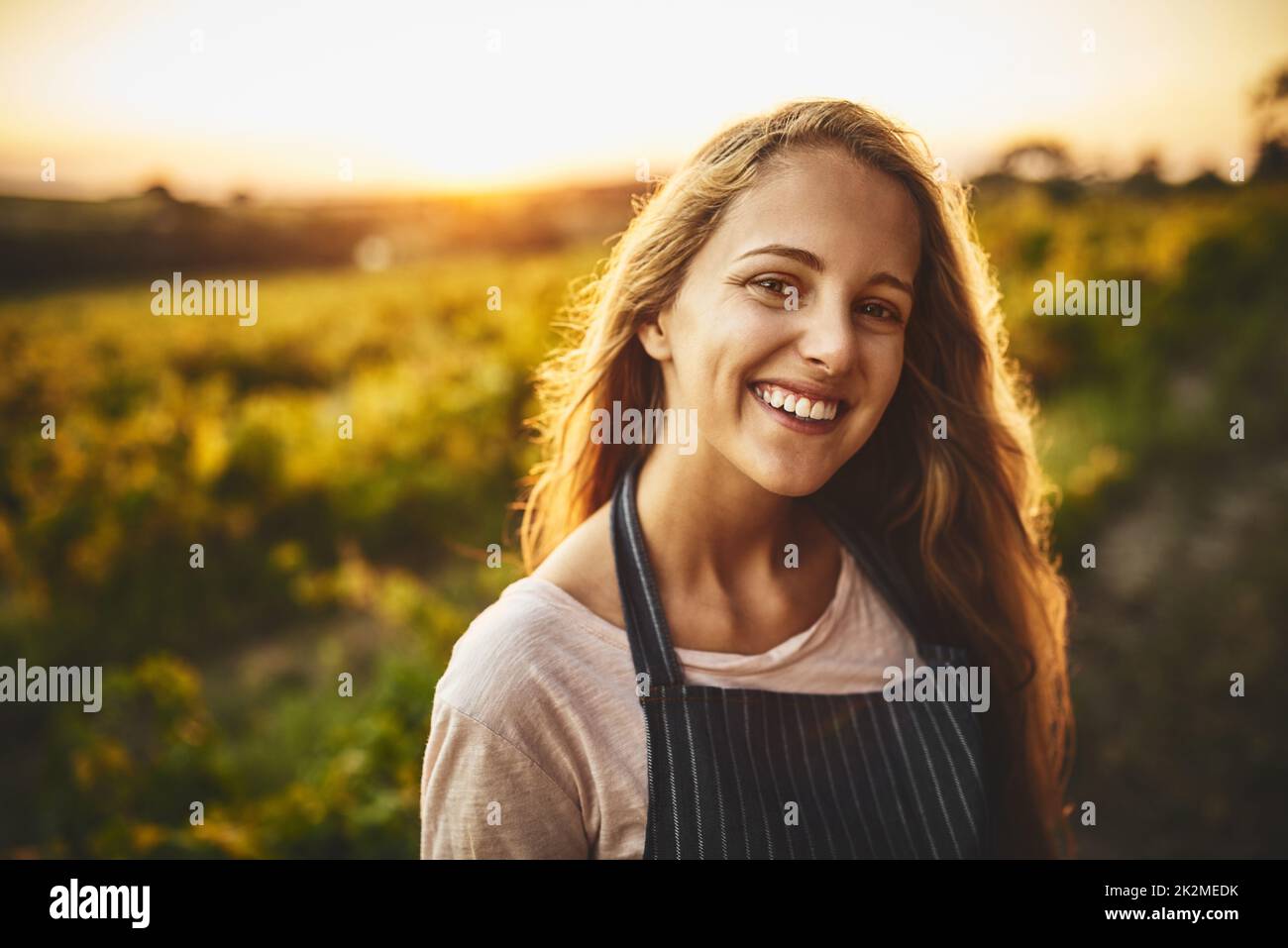 Das einfache Leben ist das glückliche Leben. Porträt einer glücklichen jungen Frau, die auf einem Bauernhof arbeitet. Stockfoto