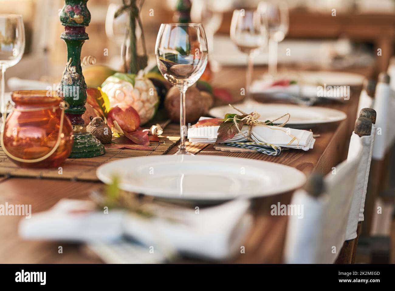 Fertig zum Mittagessen. Aufnahme eines schön gedeckten Essentisch mit verschiedenen Tellern und Gläsern darauf. Stockfoto
