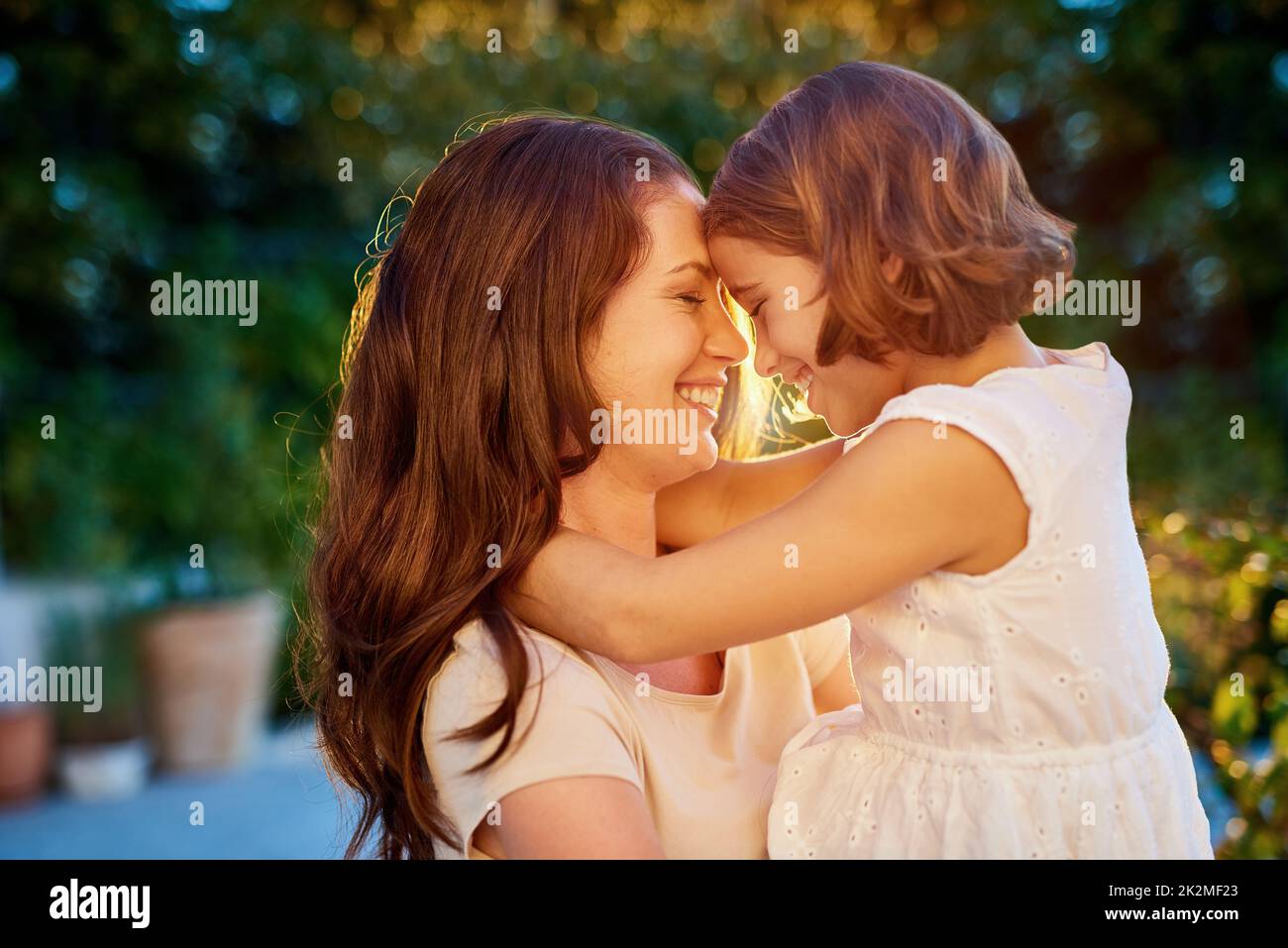 Ihr Lächeln zu sehen, lässt mich auch lächeln. Eine kurze Aufnahme von Mutter und Tochter, die viel Zeit miteinander verbringen. Stockfoto