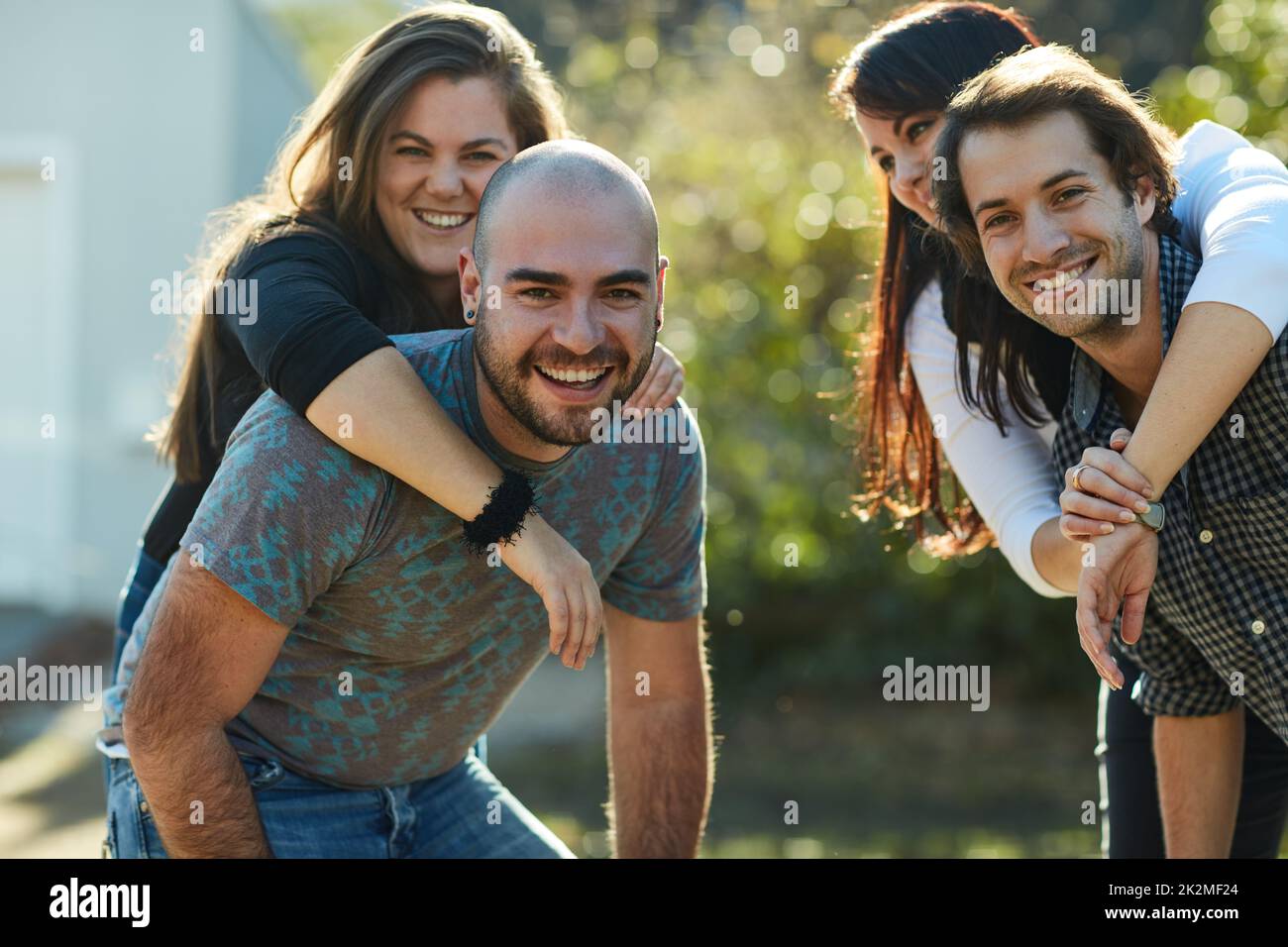 Doppelter Spaß. Eine kurze Aufnahme von zwei glücklichen Paaren auf einem Doppeltermin. Stockfoto