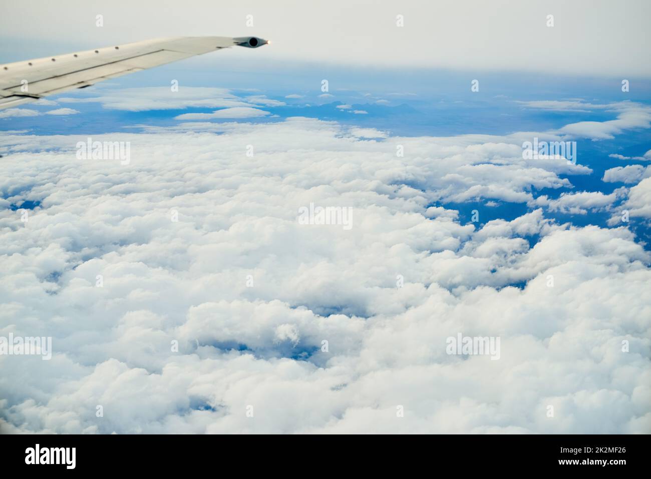 Sie werden keine bessere Aussicht finden. Aufnahme eines bewölkten Blickes aus einem Flugzeugfenster. Stockfoto