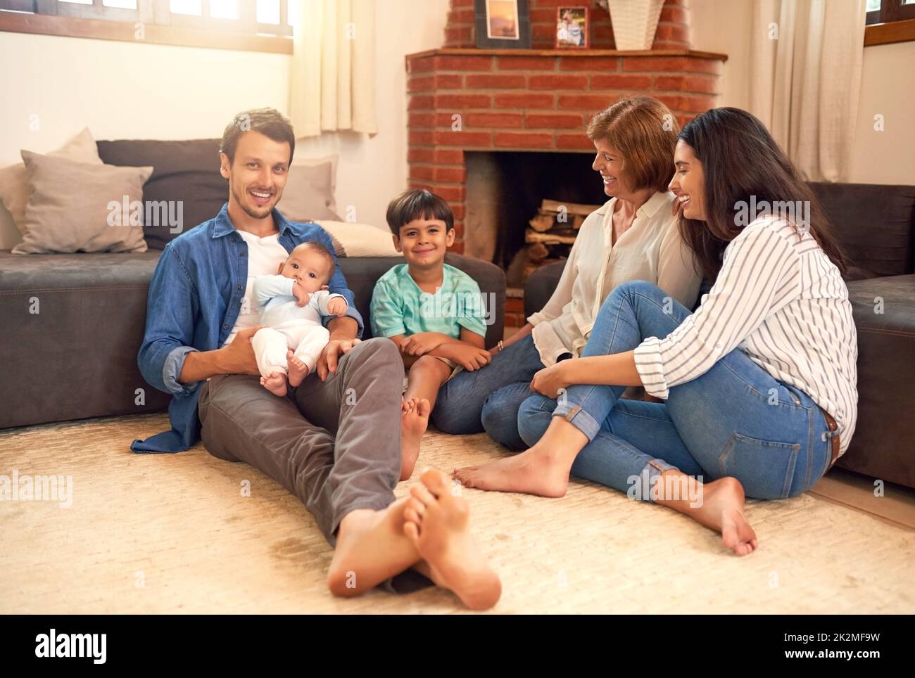 Zeit mit der Familie verbringen. In voller Länge Porträt einer liebevollen jungen Familie, die zu Hause viel Zeit miteinander verbringt. Stockfoto