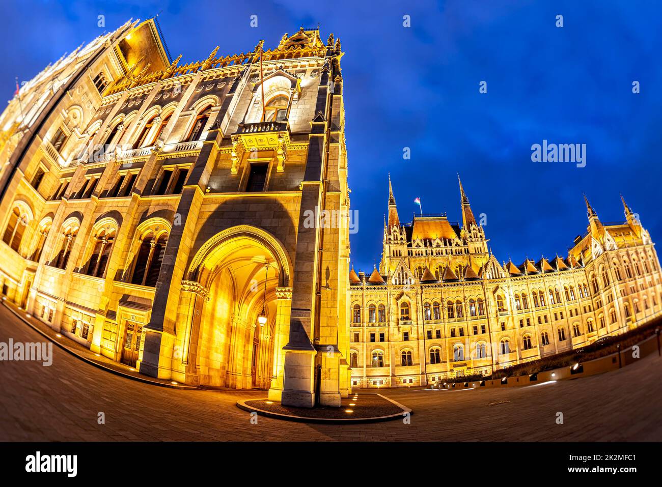 Nachtansicht des beleuchteten Gebäudes des ungarischen parlaments in Budapest Stockfoto
