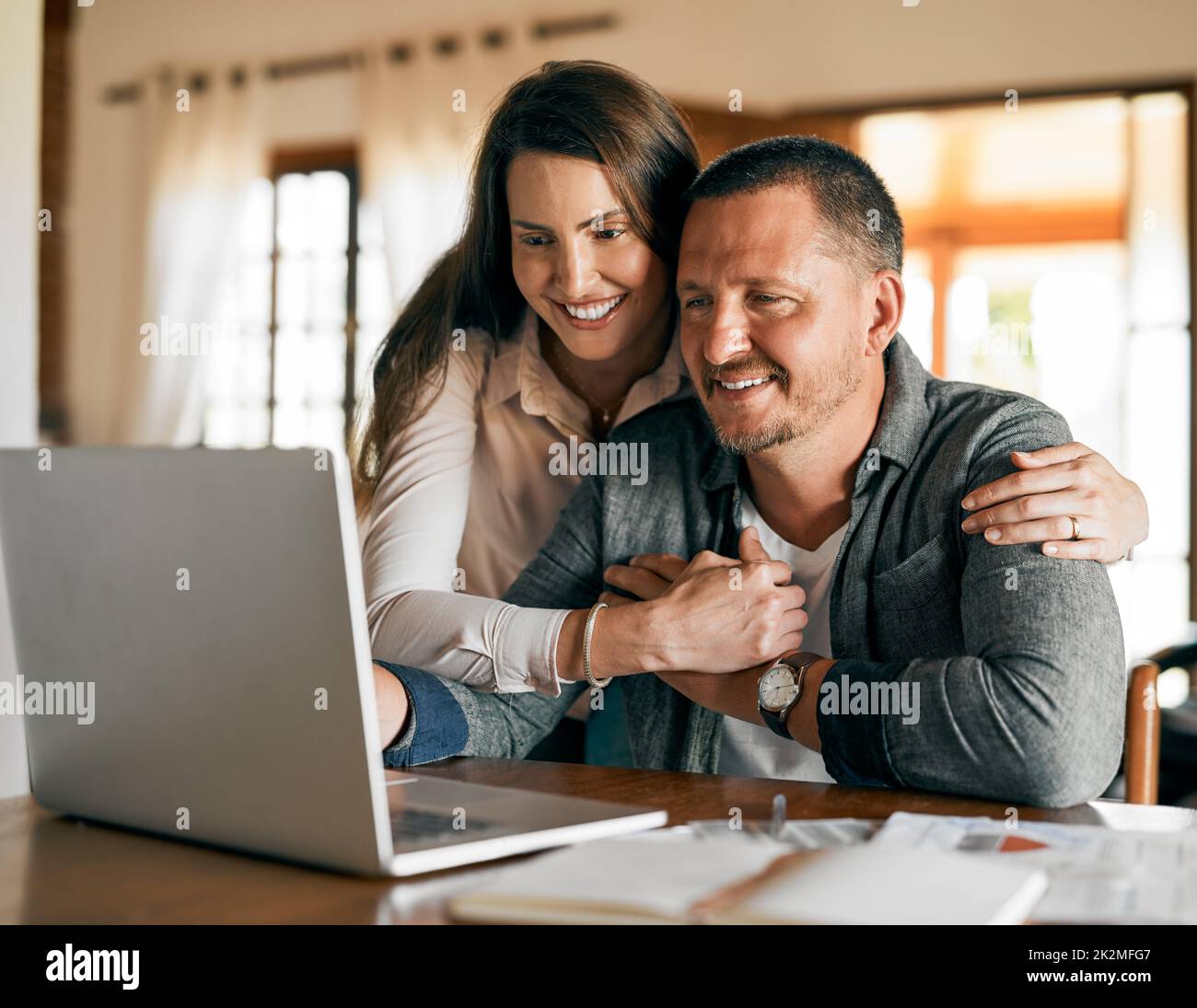Das monatliche Budget funktioniert gut. Eine kurze Aufnahme eines Ehepaares, das zu Hause sein Budget plant. Stockfoto