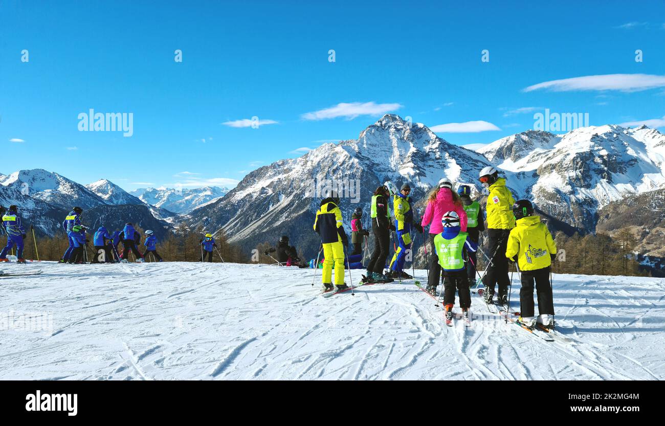 Skipiste in San Sicario mit vielen Skifahrern im Skigebiet Via Lattea Stockfoto