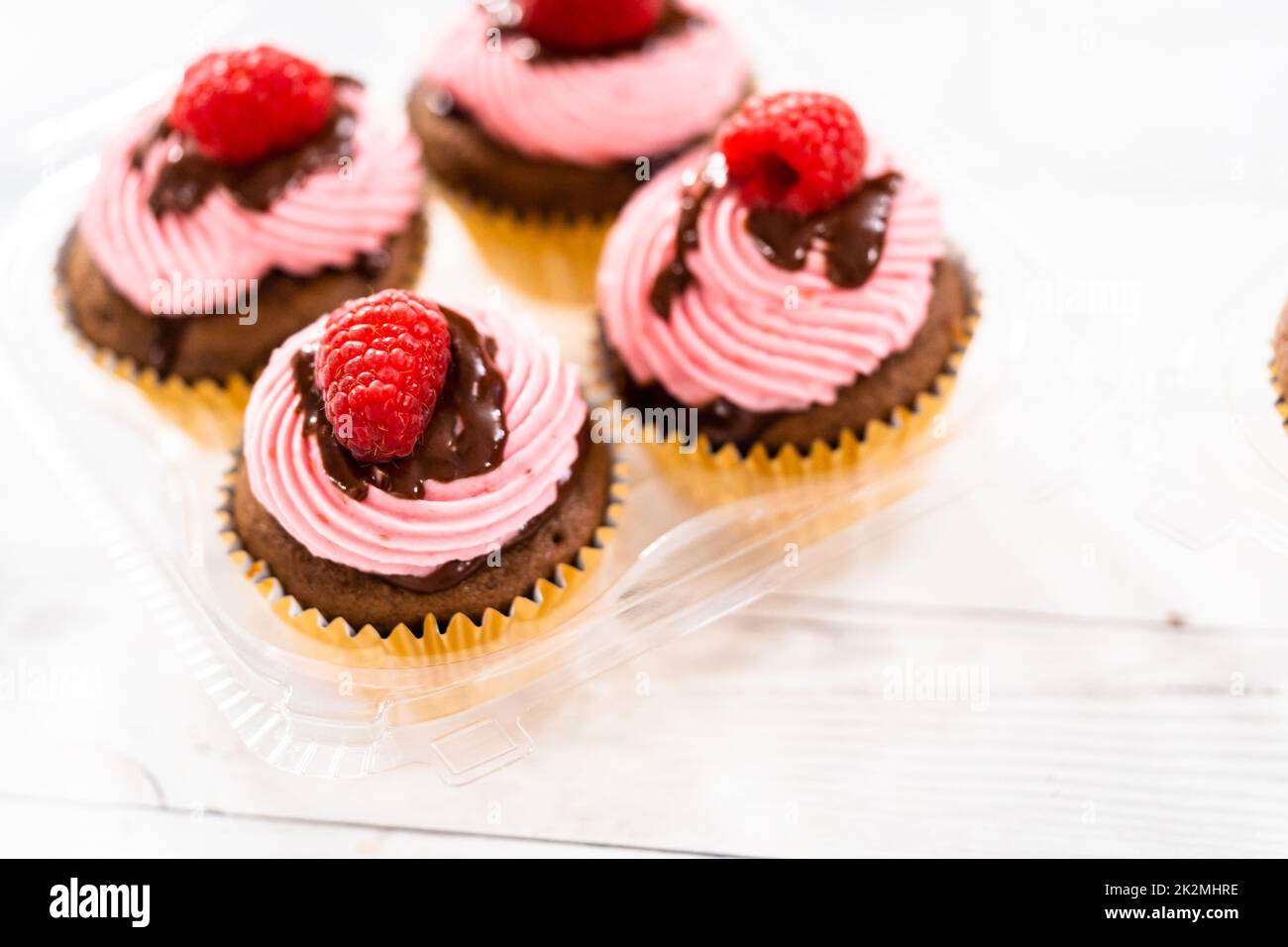 Cupcakes mit Himbeer-Schokolade Stockfoto