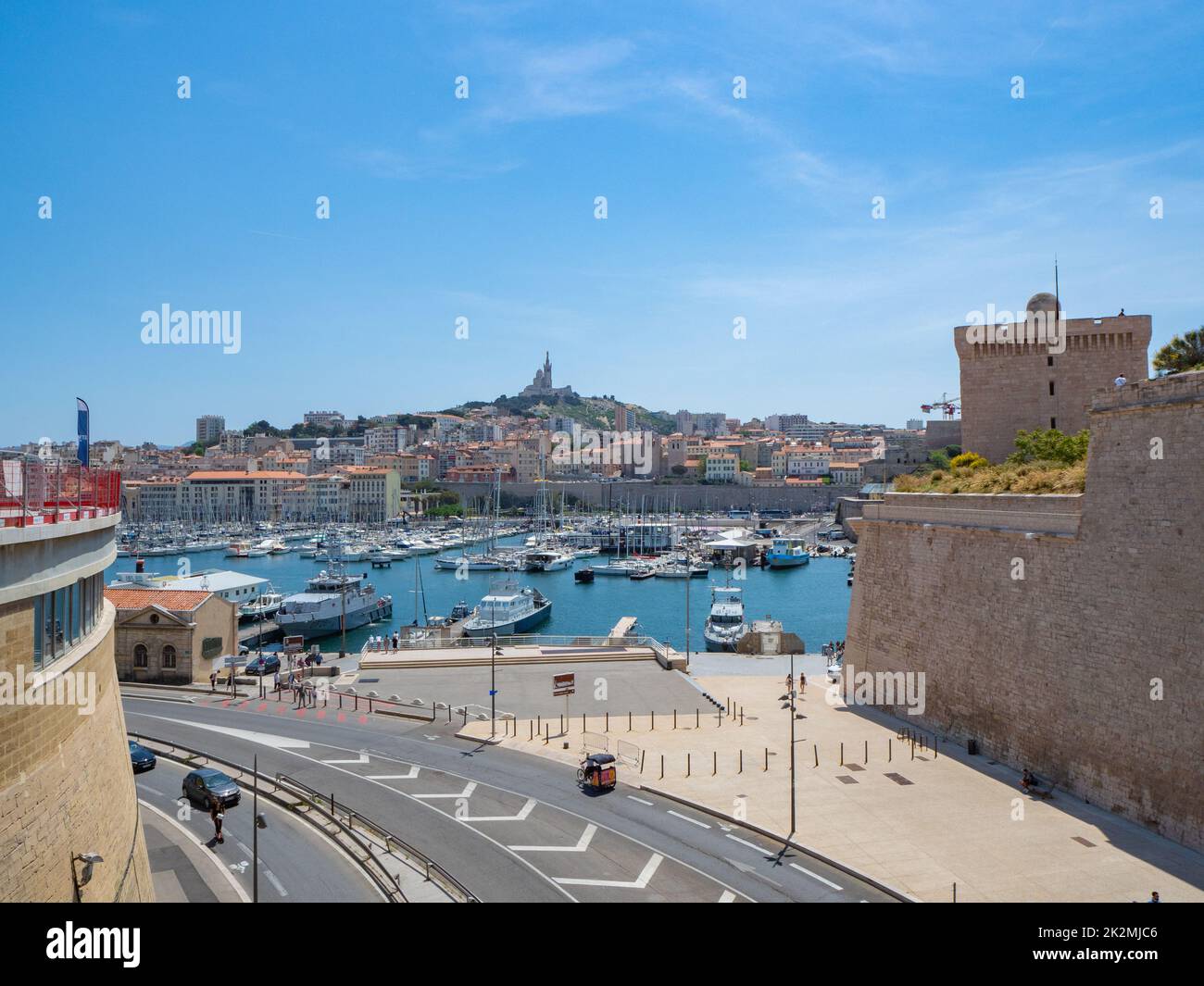 Marseille, Frankreich - Mai 15h 2022: Städtischer Autobahndurchgang durch die Festung vor der Altstadt Stockfoto