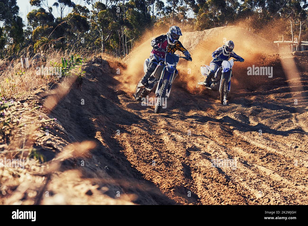 Es ist an der Zeit, diesen Track aufzureißen. Aufnahme von zwei Motocross-Rennern in Aktion. Stockfoto