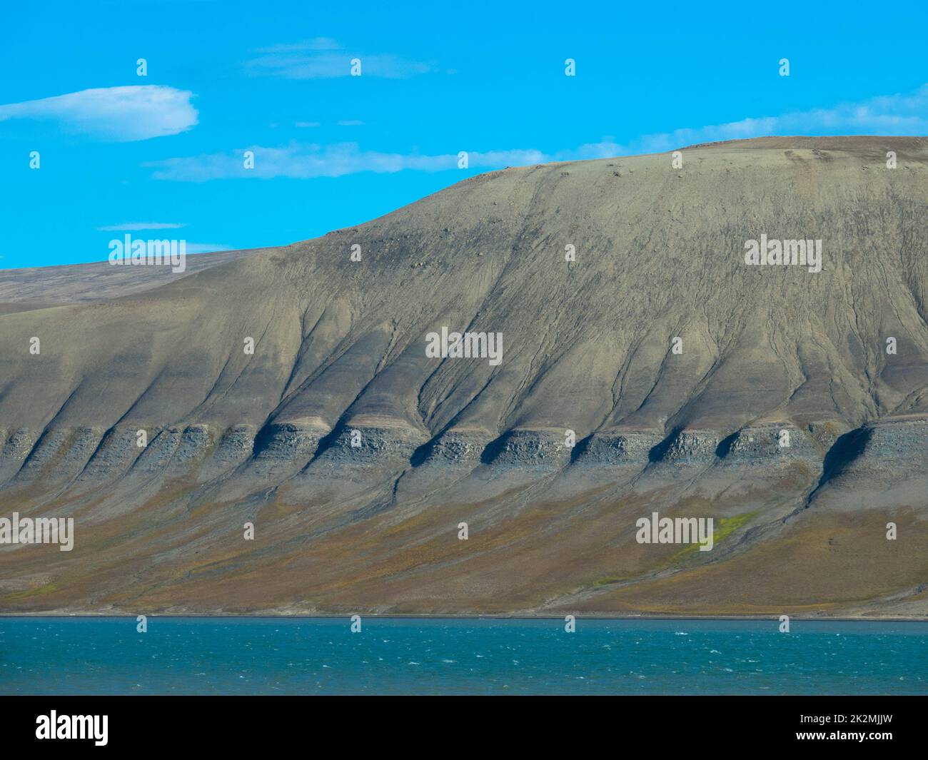 Panoramablick auf die gebirgige schneelose arktische Landschaft. Gesehen auf der Barentsoya Insel. Spitzbergen, Norwegen Stockfoto