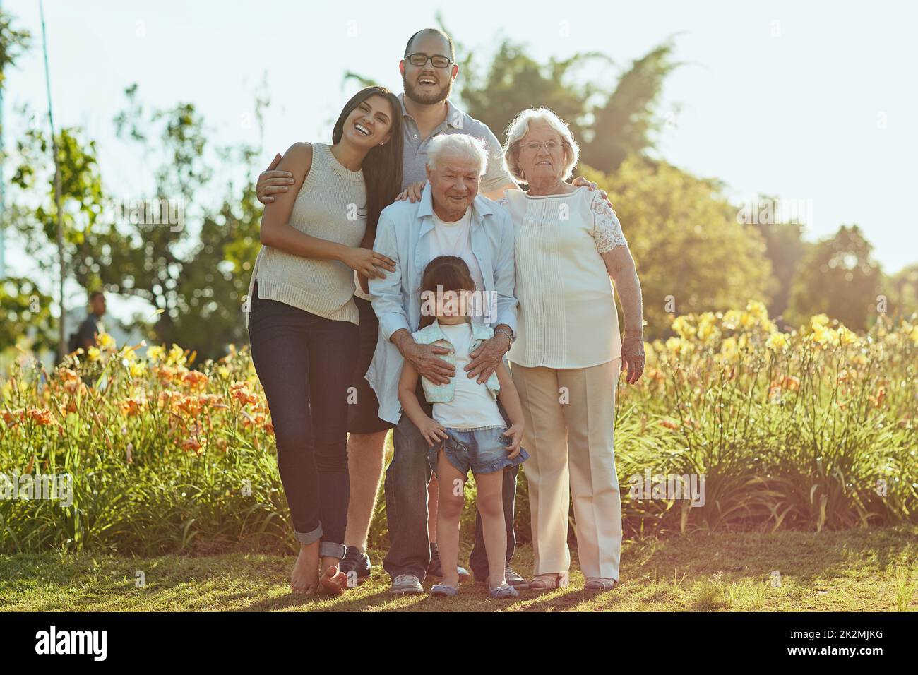 Leben am besten Segen Familie. Aufnahme einer glücklichen Familie aus drei Generationen, die gemeinsam im Park viel Zeit verbringt. Stockfoto