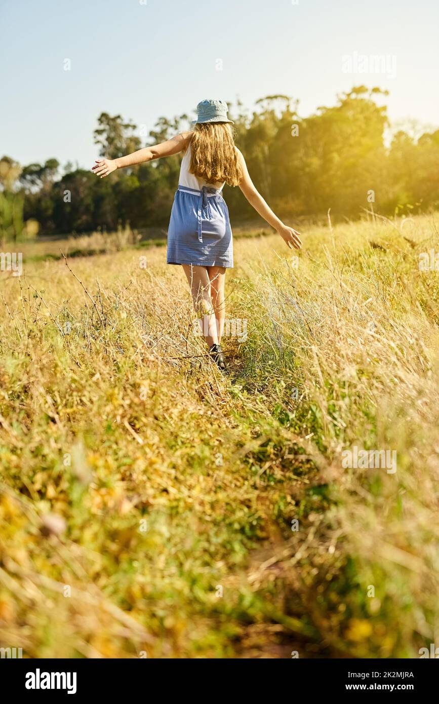 Das Kommunieren mit der Natur kann eine spirituelle Praxis sein. Aufnahme einer jungen Frau, die den Tag im Freien verbringt. Stockfoto