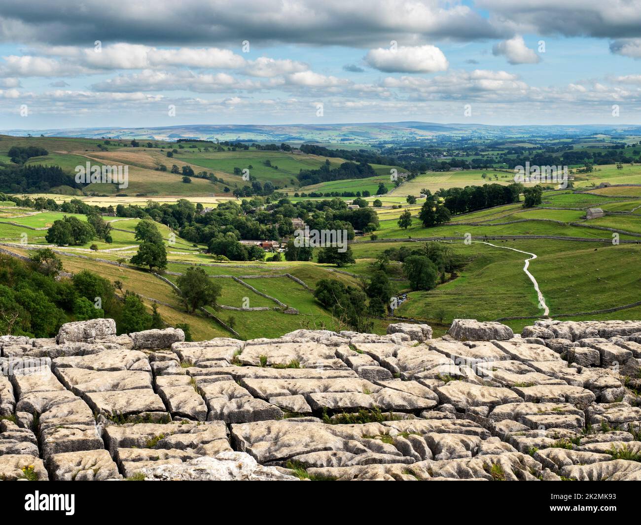 Blick auf Malhamdale vom Kalksteinpflaster von Malham Cove Yorkshire Dales North Yorkshire England Stockfoto